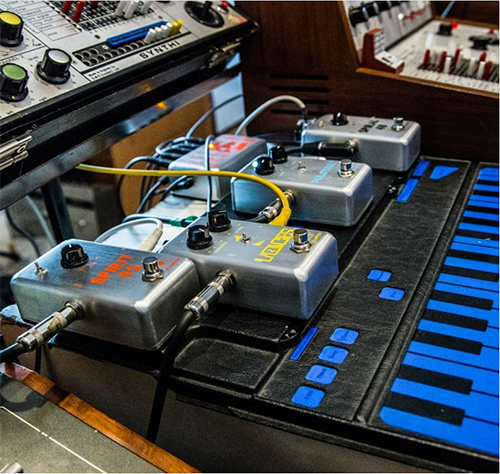 un set de teclados con pedales cluster