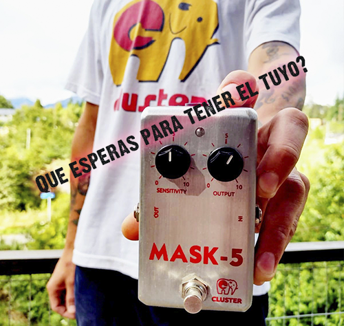 publicidad de una persona sosteniendo un pedal cluster